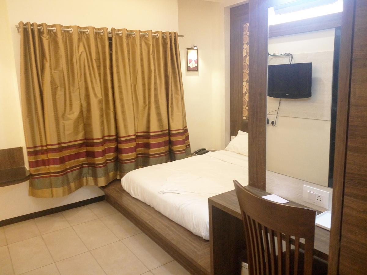 Hotel Pushpak Park Osmanabad Экстерьер фото