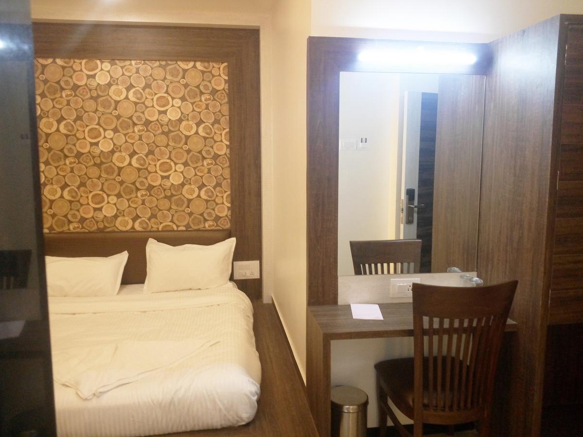 Hotel Pushpak Park Osmanabad Экстерьер фото